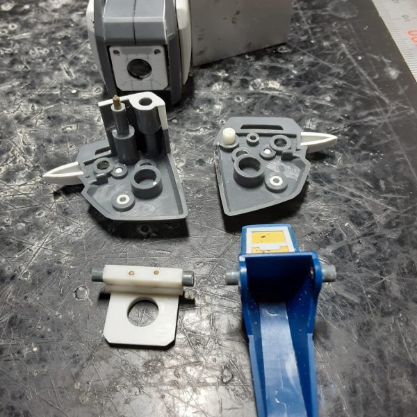 可動軸の追加や一部パーツの新造をしたデュエルの腕。&nbsp;ガンプラバトルアームアームズのパーツで肘を二重関節化。135°くらい曲がります。そのままでは肩へ接続できないのでプラサポと3ｍｍＰＣを固定。上腕は小さいのでプラ板で新造。&nbsp;肩アーマーは本来真ん中に合わせ目があるので分割ラインを変更。「ここに軸を通せ」とでも言いたげな位置に3ｍｍ穴があるので胴～肩間の軸に通せるようにプレートを新造。外側に飛び出たトンガリを削り込んでシャープ化。側面の青いパーツは裏側をパテで埋めてディテールを追加。パテやプラ板で延長してから削り込んでシャープ化。ヘタリ防止のため、接続部をＫＰＳランナーに変更。&nbsp;袖の辺りの青いパーツは20年の間に片方行方不明になってしまったし、設定画と違って腕とツライチになっている(上からアサルトシュラウドをかぶせる関係で仕方ないけど)のでプラ板で新造。4枚目の写真を見ると一回り太くなっているのがわかると思います。手首はビルドナックルズのＬサイズ。本来大柄な1/144キット用だけどデュエルが細身なせいか以外にもピッタリ。（3枚目）