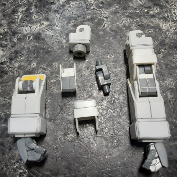 可動軸の追加や一部パーツの新造をしたデュエルの腕。&nbsp;ガンプラバトルアームアームズのパーツで肘を二重関節化。135°くらい曲がります。そのままでは肩へ接続できないのでプラサポと3ｍｍＰＣを固定。上腕は小さいのでプラ板で新造。&nbsp;肩アーマーは本来真ん中に合わせ目があるので分割ラインを変更。「ここに軸を通せ」とでも言いたげな位置に3ｍｍ穴があるので胴～肩間の軸に通せるようにプレートを新造。外側に飛び出たトンガリを削り込んでシャープ化。側面の青いパーツは裏側をパテで埋めてディテールを追加。パテやプラ板で延長してから削り込んでシャープ化。ヘタリ防止のため、接続部をＫＰＳランナーに変更。&nbsp;袖の辺りの青いパーツは20年の間に片方行方不明になってしまったし、設定画と違って腕とツライチになっている(上からアサルトシュラウドをかぶせる関係で仕方ないけど)のでプラ板で新造。4枚目の写真を見ると一回り太くなっているのがわかると思います。手首はビルドナックルズのＬサイズ。本来大柄な1/144キット用だけどデュエルが細身なせいか以外にもピッタリ。（2枚目）