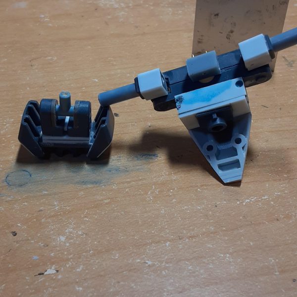 決闘るんです③｜だいたいグミさんの制作中の投稿｜GUNSTA（ガンスタ）で説明した可動範囲拡大工作の詳細。&nbsp;肩の内部にアームアームズの関節(三種類あるうちの中サイズ)とボールデンアームズの角棒(中に3ｍｍ穴が空いています)を切ったもので可動フレームを構築。ここの胴体内への固定の仕方や腕とのつなぎ方のいいアイディアが浮かばず、3年以上放置していました。小サイズのフレームなら1/144キットでも組み込めると思いますし、古いキットの改造にはオススメ。&nbsp;腹部も分割ラインを変更し、肘に使ったのと同じパーツをＫＰＳランナーで繋ぐという変則的な使い方をして前屈用の軸に。かなりキツいので動かす度に胴を分解する羽目になりますし、一度軸がねじ切れたので1.5mm真鍮線で補強。&nbsp;首周りは肩のフレームと干渉するし、合わせ目消しや塗装もしづらいのでゴッソリ削り落として新造。ストライクを意識して襟のあるデザインにしました。アサルトシュラウドを着せた際に埋まり気味になるのを避けるため首を長めにしています。&nbsp;頭は当時から言われているとおり、やや大きい(キット出来が悪いのではなく、アーマーありでちょうどよく見えるよう調整されているため)ので頬やトサカを削って小型化。前作の0ガンダムを1.44倍した大きさより小さくなっています。（6枚目）