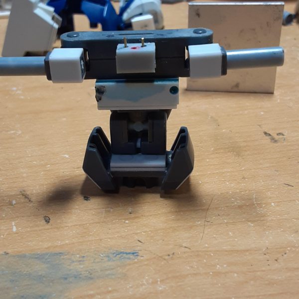 決闘るんです③｜だいたいグミさんの制作中の投稿｜GUNSTA（ガンスタ）で説明した可動範囲拡大工作の詳細。&nbsp;肩の内部にアームアームズの関節(三種類あるうちの中サイズ)とボールデンアームズの角棒(中に3ｍｍ穴が空いています)を切ったもので可動フレームを構築。ここの胴体内への固定の仕方や腕とのつなぎ方のいいアイディアが浮かばず、3年以上放置していました。小サイズのフレームなら1/144キットでも組み込めると思いますし、古いキットの改造にはオススメ。&nbsp;腹部も分割ラインを変更し、肘に使ったのと同じパーツをＫＰＳランナーで繋ぐという変則的な使い方をして前屈用の軸に。かなりキツいので動かす度に胴を分解する羽目になりますし、一度軸がねじ切れたので1.5mm真鍮線で補強。&nbsp;首周りは肩のフレームと干渉するし、合わせ目消しや塗装もしづらいのでゴッソリ削り落として新造。ストライクを意識して襟のあるデザインにしました。アサルトシュラウドを着せた際に埋まり気味になるのを避けるため首を長めにしています。&nbsp;頭は当時から言われているとおり、やや大きい(キット出来が悪いのではなく、アーマーありでちょうどよく見えるよう調整されているため)ので頬やトサカを削って小型化。前作の0ガンダムを1.44倍した大きさより小さくなっています。（5枚目）