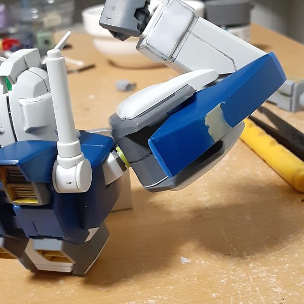 踊っているだけのデュエル・・・ではなく、肩や腕の可動範囲をアピールするポーズ。もともとX100系は肩の前後可動があるのですが、アームアームズのパーツで上への跳ね上げも可能に。アサルトシュラウドを付けてもほぼ干渉なし。肘も先述の通り135°ほど曲がります。&nbsp;腹の中にも関節を追加して前屈ができるよう改修。クリアランス確保のため前後で1mm幅詰め。（3枚目）