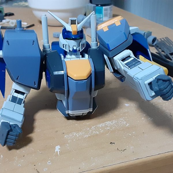 踊っているだけのデュエル・・・ではなく、肩や腕の可動範囲をアピールするポーズ。もともとX100系は肩の前後可動があるのですが、アームアームズのパーツで上への跳ね上げも可能に。アサルトシュラウドを付けてもほぼ干渉なし。肘も先述の通り135°ほど曲がります。&nbsp;腹の中にも関節を追加して前屈ができるよう改修。クリアランス確保のため前後で1mm幅詰め。（2枚目）