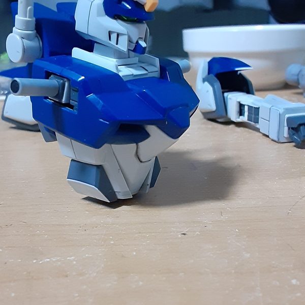 踊っているだけのデュエル・・・ではなく、肩や腕の可動範囲をアピールするポーズ。もともとX100系は肩の前後可動があるのですが、アームアームズのパーツで上への跳ね上げも可能に。アサルトシュラウドを付けてもほぼ干渉なし。肘も先述の通り135°ほど曲がります。&nbsp;腹の中にも関節を追加して前屈ができるよう改修。クリアランス確保のため前後で1mm幅詰め。（5枚目）