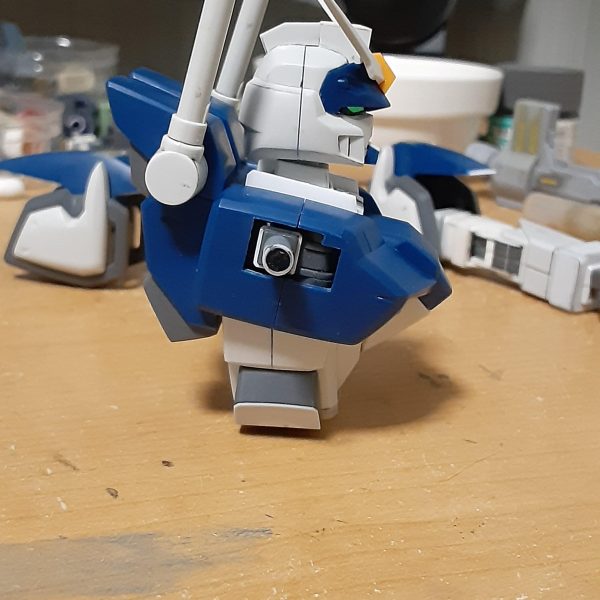 踊っているだけのデュエル・・・ではなく、肩や腕の可動範囲をアピールするポーズ。もともとX100系は肩の前後可動があるのですが、アームアームズのパーツで上への跳ね上げも可能に。アサルトシュラウドを付けてもほぼ干渉なし。肘も先述の通り135°ほど曲がります。&nbsp;腹の中にも関節を追加して前屈ができるよう改修。クリアランス確保のため前後で1mm幅詰め。（4枚目）