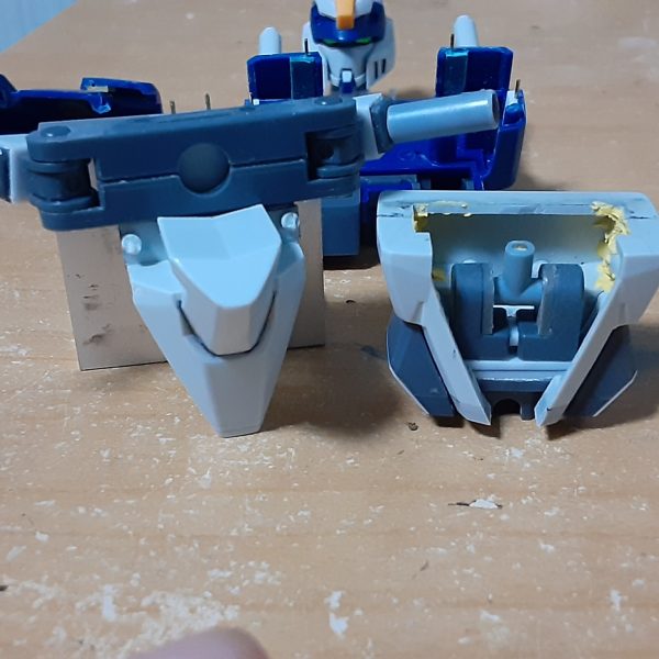 決闘るんです③｜だいたいグミさんの制作中の投稿｜GUNSTA（ガンスタ）で説明した可動範囲拡大工作の詳細。&nbsp;肩の内部にアームアームズの関節(三種類あるうちの中サイズ)とボールデンアームズの角棒(中に3ｍｍ穴が空いています)を切ったもので可動フレームを構築。ここの胴体内への固定の仕方や腕とのつなぎ方のいいアイディアが浮かばず、3年以上放置していました。小サイズのフレームなら1/144キットでも組み込めると思いますし、古いキットの改造にはオススメ。&nbsp;腹部も分割ラインを変更し、肘に使ったのと同じパーツをＫＰＳランナーで繋ぐという変則的な使い方をして前屈用の軸に。かなりキツいので動かす度に胴を分解する羽目になりますし、一度軸がねじ切れたので1.5mm真鍮線で補強。&nbsp;首周りは肩のフレームと干渉するし、合わせ目消しや塗装もしづらいのでゴッソリ削り落として新造。ストライクを意識して襟のあるデザインにしました。アサルトシュラウドを着せた際に埋まり気味になるのを避けるため首を長めにしています。&nbsp;頭は当時から言われているとおり、やや大きい(キット出来が悪いのではなく、アーマーありでちょうどよく見えるよう調整されているため)ので頬やトサカを削って小型化。前作の0ガンダムを1.44倍した大きさより小さくなっています。（4枚目）