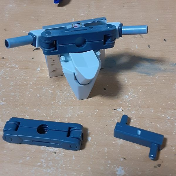 決闘るんです③｜だいたいグミさんの制作中の投稿｜GUNSTA（ガンスタ）で説明した可動範囲拡大工作の詳細。&nbsp;肩の内部にアームアームズの関節(三種類あるうちの中サイズ)とボールデンアームズの角棒(中に3ｍｍ穴が空いています)を切ったもので可動フレームを構築。ここの胴体内への固定の仕方や腕とのつなぎ方のいいアイディアが浮かばず、3年以上放置していました。小サイズのフレームなら1/144キットでも組み込めると思いますし、古いキットの改造にはオススメ。&nbsp;腹部も分割ラインを変更し、肘に使ったのと同じパーツをＫＰＳランナーで繋ぐという変則的な使い方をして前屈用の軸に。かなりキツいので動かす度に胴を分解する羽目になりますし、一度軸がねじ切れたので1.5mm真鍮線で補強。&nbsp;首周りは肩のフレームと干渉するし、合わせ目消しや塗装もしづらいのでゴッソリ削り落として新造。ストライクを意識して襟のあるデザインにしました。アサルトシュラウドを着せた際に埋まり気味になるのを避けるため首を長めにしています。&nbsp;頭は当時から言われているとおり、やや大きい(キット出来が悪いのではなく、アーマーありでちょうどよく見えるよう調整されているため)ので頬やトサカを削って小型化。前作の0ガンダムを1.44倍した大きさより小さくなっています。（3枚目）