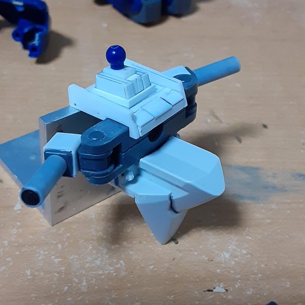 決闘るんです③｜だいたいグミさんの制作中の投稿｜GUNSTA（ガンスタ）で説明した可動範囲拡大工作の詳細。&nbsp;肩の内部にアームアームズの関節(三種類あるうちの中サイズ)とボールデンアームズの角棒(中に3ｍｍ穴が空いています)を切ったもので可動フレームを構築。ここの胴体内への固定の仕方や腕とのつなぎ方のいいアイディアが浮かばず、3年以上放置していました。小サイズのフレームなら1/144キットでも組み込めると思いますし、古いキットの改造にはオススメ。&nbsp;腹部も分割ラインを変更し、肘に使ったのと同じパーツをＫＰＳランナーで繋ぐという変則的な使い方をして前屈用の軸に。かなりキツいので動かす度に胴を分解する羽目になりますし、一度軸がねじ切れたので1.5mm真鍮線で補強。&nbsp;首周りは肩のフレームと干渉するし、合わせ目消しや塗装もしづらいのでゴッソリ削り落として新造。ストライクを意識して襟のあるデザインにしました。アサルトシュラウドを着せた際に埋まり気味になるのを避けるため首を長めにしています。&nbsp;頭は当時から言われているとおり、やや大きい(キット出来が悪いのではなく、アーマーありでちょうどよく見えるよう調整されているため)ので頬やトサカを削って小型化。前作の0ガンダムを1.44倍した大きさより小さくなっています。（2枚目）