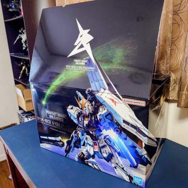 遂に到着。さすがにデカい(ﾟ∀ﾟ)中身は、MGサイズの内部フレーム・外装・フィンファンネル毎にが３箱！とてつもないボリュームで、時間と気合いが要りそうなので、まとまった時間が取れるまで保管します。&nbsp;（3枚目）