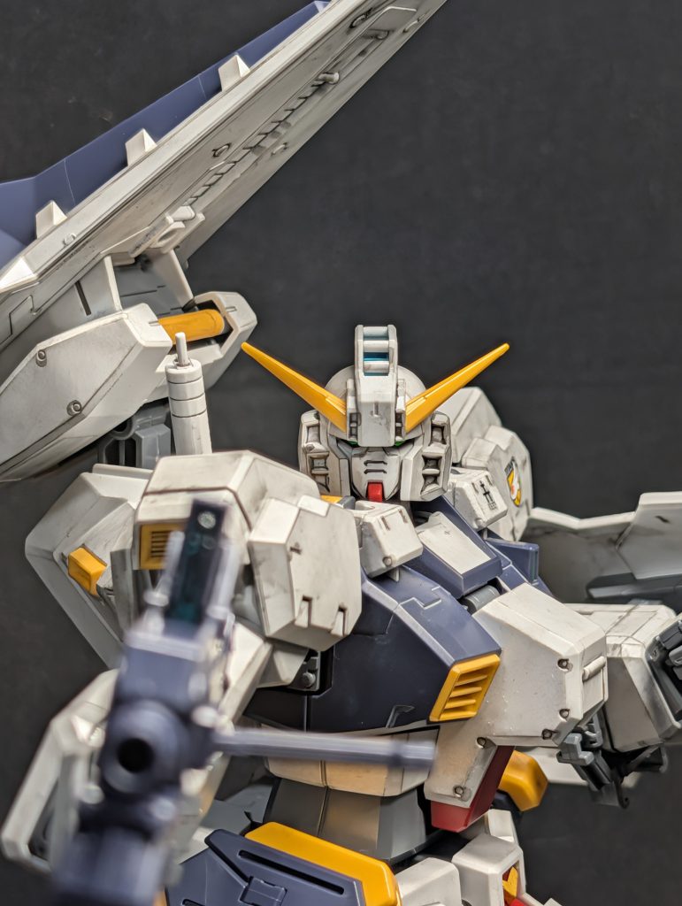 センサー盛り盛りのガンダムベッドに上半身はMarkⅡ、下半身はスラスターの追加でマッシブになったスタイルがどストライクです。