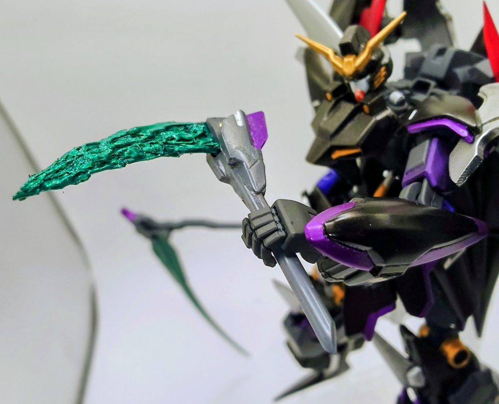 サブ武器：投擲用ビームシックル　　小型の手鎌型武器。離れた相手へ投擲して攻撃する。　　(昔やったガンダムデスサイズがでる格闘ゲームで小さい鎌を飛ばして攻撃したのを思い出し急遽自作)(ビーム部分はグルーガンを使用)