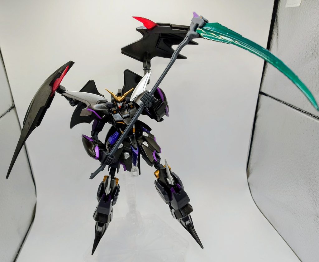 メイン武器：大型ビームシザース　　一撃で複数の敵機を攻撃可能。