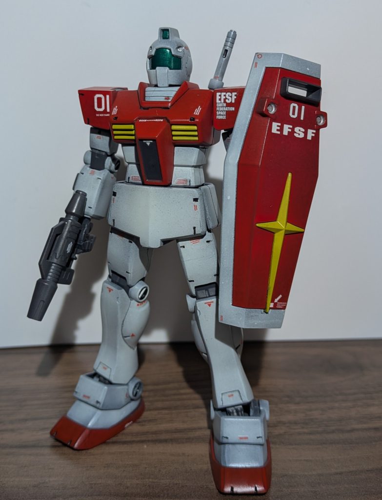 太ももを1.5mm延長それに合わせ盾・コックピット部をそれぞれ延長、ビームスプレーガンは付属の物だと小さいのでオリジン版のジムのものと交換しています。