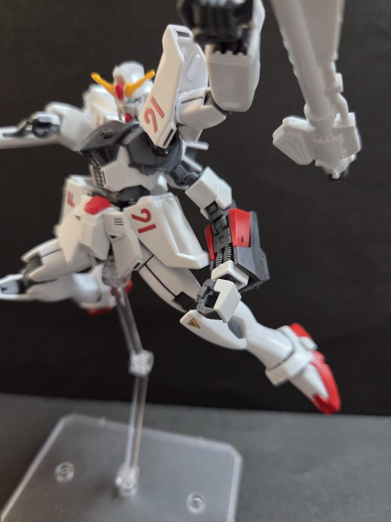 そして、バックパックから隠し腕が展開!