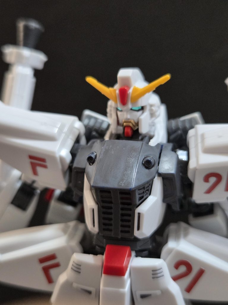 顔も差し替えでフェイスオープン。金色でしっかり塗装。バリカッコいい