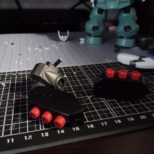 ディランザのバックパックに3ミリ穴開けてランナーを切って刺して接着剤で固定、そこにサザビーのファンネルラックをぶっ刺して、完成！！の予定でした🫠バンシィの腕ビーがいいフォルムしてて、、ロングレンジフィン・ファンネル風の物を作っちゃいました。腕ビーにエアリアルのビーライ切ったのをつけてく完成、スラスターっぽいエフェクトも可能！詳しい設定やらギミックは完成したときの投稿まで待ってくだされ！次はプロペラントタンク作ろうかなー（2枚目）