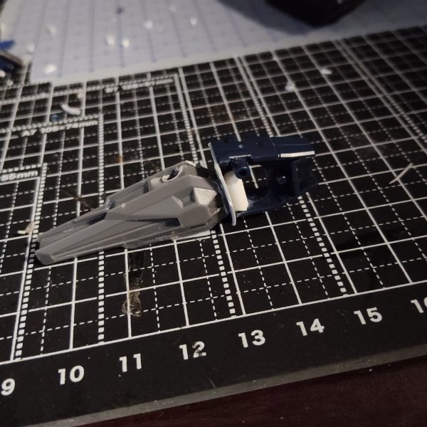 ディランザのバックパックに3ミリ穴開けてランナーを切って刺して接着剤で固定、そこにサザビーのファンネルラックをぶっ刺して、完成！！の予定でした🫠バンシィの腕ビーがいいフォルムしてて、、ロングレンジフィン・ファンネル風の物を作っちゃいました。腕ビーにエアリアルのビーライ切ったのをつけてく完成、スラスターっぽいエフェクトも可能！詳しい設定やらギミックは完成したときの投稿まで待ってくだされ！次はプロペラントタンク作ろうかなー（3枚目）