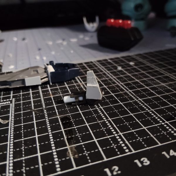 ディランザのバックパックに3ミリ穴開けてランナーを切って刺して接着剤で固定、そこにサザビーのファンネルラックをぶっ刺して、完成！！の予定でした🫠バンシィの腕ビーがいいフォルムしてて、、ロングレンジフィン・ファンネル風の物を作っちゃいました。腕ビーにエアリアルのビーライ切ったのをつけてく完成、スラスターっぽいエフェクトも可能！詳しい設定やらギミックは完成したときの投稿まで待ってくだされ！次はプロペラントタンク作ろうかなー（4枚目）