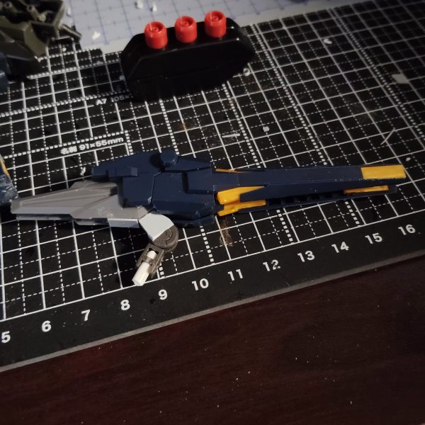 ディランザのバックパックに3ミリ穴開けてランナーを切って刺して接着剤で固定、そこにサザビーのファンネルラックをぶっ刺して、完成！！の予定でした🫠バンシィの腕ビーがいいフォルムしてて、、ロングレンジフィン・ファンネル風の物を作っちゃいました。腕ビーにエアリアルのビーライ切ったのをつけてく完成、スラスターっぽいエフェクトも可能！詳しい設定やらギミックは完成したときの投稿まで待ってくだされ！次はプロペラントタンク作ろうかなー（5枚目）