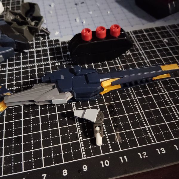 ディランザのバックパックに3ミリ穴開けてランナーを切って刺して接着剤で固定、そこにサザビーのファンネルラックをぶっ刺して、完成！！の予定でした🫠バンシィの腕ビーがいいフォルムしてて、、ロングレンジフィン・ファンネル風の物を作っちゃいました。腕ビーにエアリアルのビーライ切ったのをつけてく完成、スラスターっぽいエフェクトも可能！詳しい設定やらギミックは完成したときの投稿まで待ってくだされ！次はプロペラントタンク作ろうかなー（6枚目）