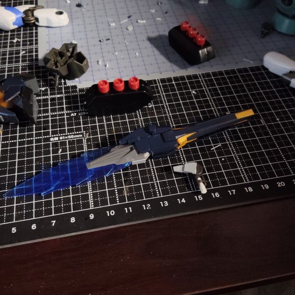 ディランザのバックパックに3ミリ穴開けてランナーを切って刺して接着剤で固定、そこにサザビーのファンネルラックをぶっ刺して、完成！！の予定でした🫠バンシィの腕ビーがいいフォルムしてて、、ロングレンジフィン・ファンネル風の物を作っちゃいました。腕ビーにエアリアルのビーライ切ったのをつけてく完成、スラスターっぽいエフェクトも可能！詳しい設定やらギミックは完成したときの投稿まで待ってくだされ！次はプロペラントタンク作ろうかなー（7枚目）