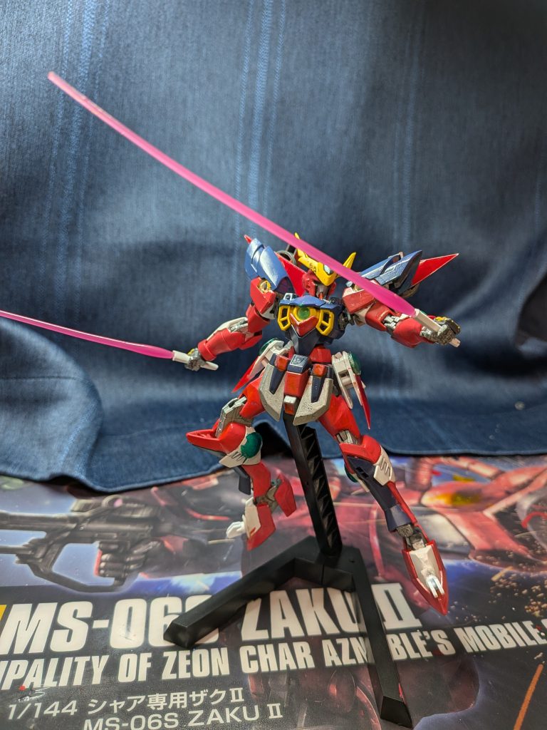 本機はライトがインパルスヘルを改修したガンプラでありフレーム(一部を除く)以外を別の装甲に取り替えられており、さらにはGNドライヴも搭載されている。ただし無理やりつけているため本体にはGNコンデンサーが大量に取り付け、それでもトランザムを使うと全て使い切ってしまったため肩にも大型貯蔵タンクを装備した。