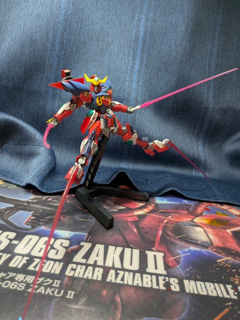 脚部にもビームサーベルが搭載されているが出力は手持ちサーベルより下がっている。また武装はビームサーベル4機、脚部ビームサーベル、バルカン!のみであるため遠距離戦は向いていない。