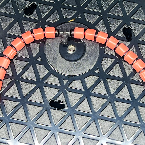 3度目までスジボリチャレンジしましたが、局面だと自分は苦手ｗ スジボリされてる所のモールドを深掘りし、塗装を頑張ります。 黒立ち上げの準備と、オリジン調のシャア用の動力パイプ塗装成功！ｗ動力パイプ繋げると、こんな感じにｗ ファーストだと、動力パイプただのピンクだけですが、オリジンだと黒のパイプにピンクの塗装がされています。 自分はオリジンシャア専用ザク２が好きなので、面倒ですがコッチを採用しましたｗ（3枚目）