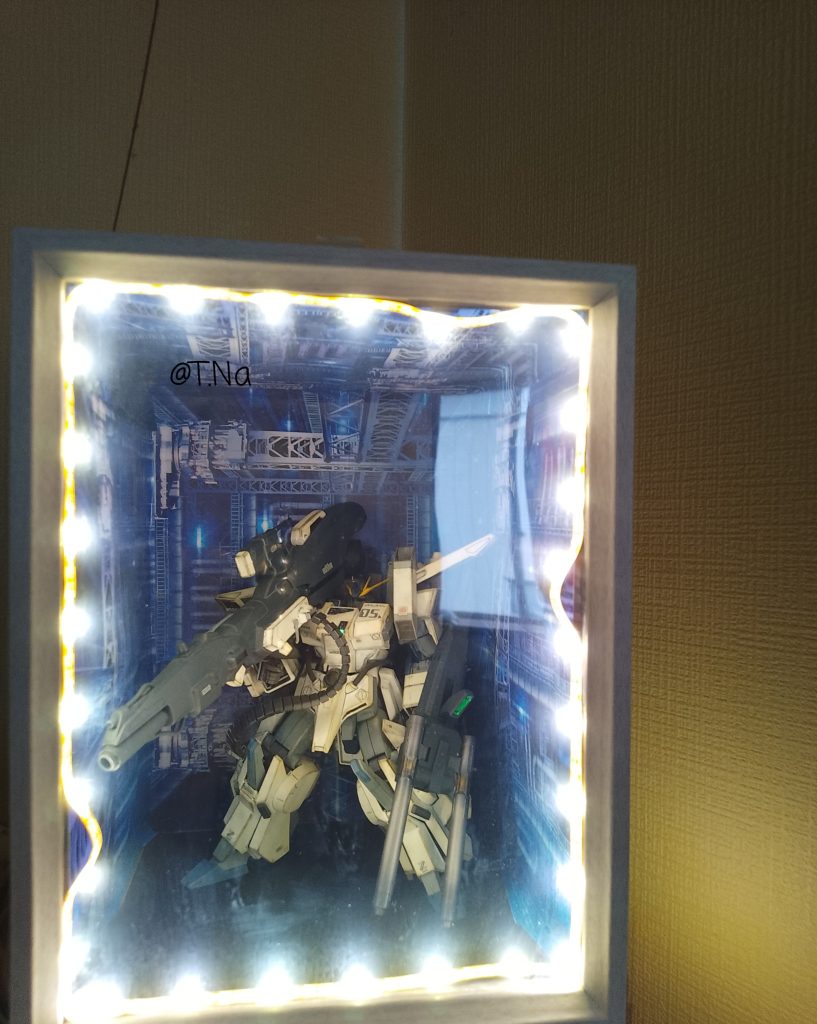 FAZZクラスになると、狭い部屋に飾るのも一大事😅段ボール額に飾ってます🩷