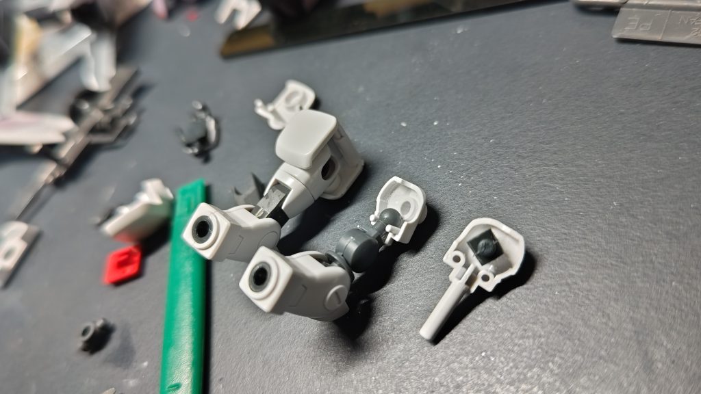 腕部関節ですが、３０MSのパーツを利用して可動域を増やしています。