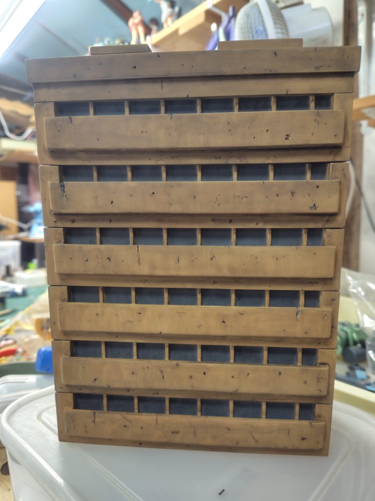 ビルは当初建築模型スチレンボードでも作成しましたが、FDM3Dプリンターでの作成品を使いました。表面にダメージ加工を加えるにはスチレンボードでは強度不足でした。