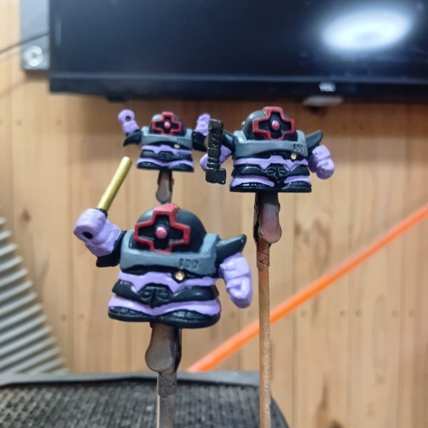 ガン消し塗装＆片腕だけ切って可動出来るようにしました。片腕が動くというだけで全然違いますね💪100均のディスプレイ内に収まるような構成にしたいです。マッシュ機に穴を空けてガンダムのビームサーベルを突き刺したいですが、もうドムの在庫がないので穴を空けることに躊躇しています💦（2枚目）