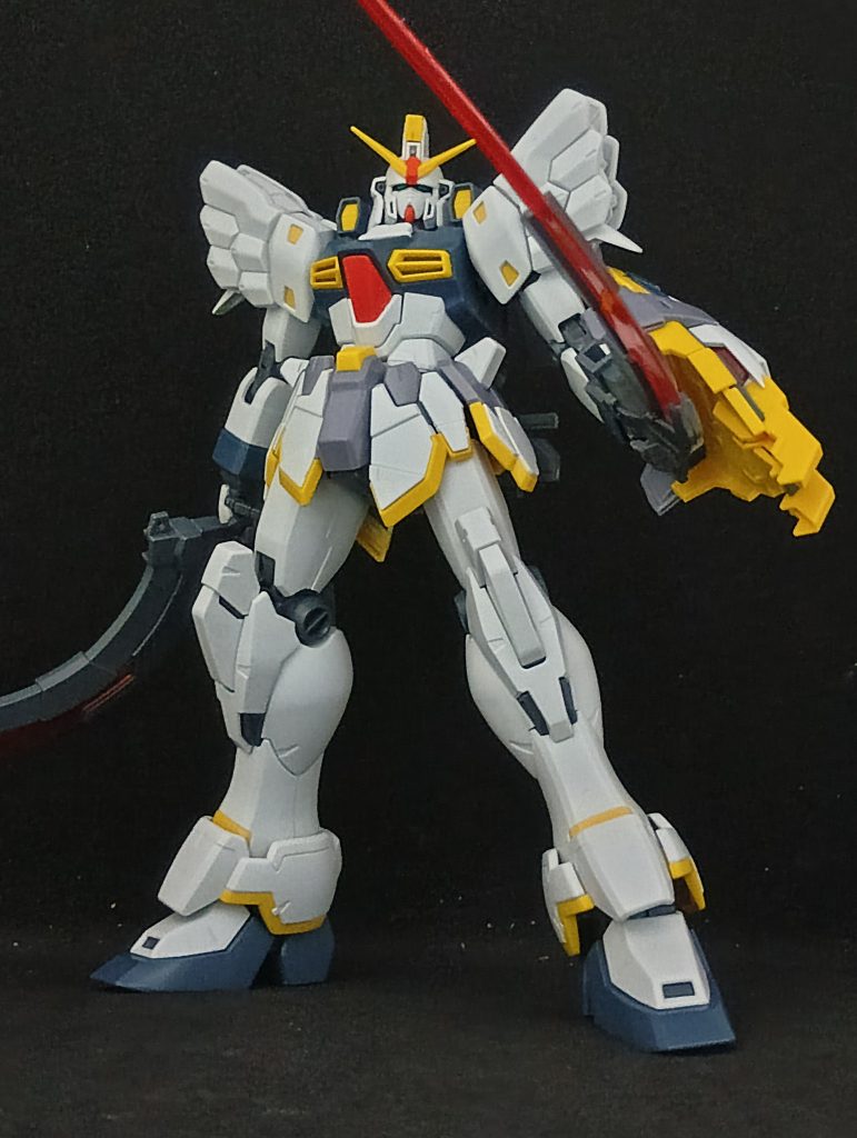 素組み。個人的にはアニメ劇中のサンドロックを擬人化するとしたら　　　エギーユ・デラーズにラシード隊長の毛と髭をはやしたいかにも「歴戦の砂漠の英雄」がイメージできます。それを少年のカトルが駆っているというギャップがデザイナーの狙いだと感じます。ところがこのキットのプロポーションの良さに感じるのは　　　圧倒的スポーティー美青年という解釈違い。足首の上のアンクルガード分が完全に足を長くしてる。それにしてもカッコいい。