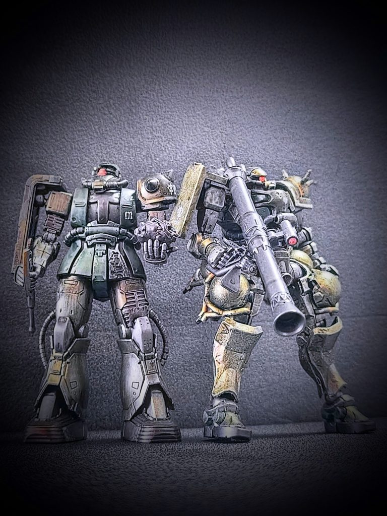 次は永遠の定番、量産型ザクにて。プレバン限定のドアンザクと量産型ザク(GQ版)。