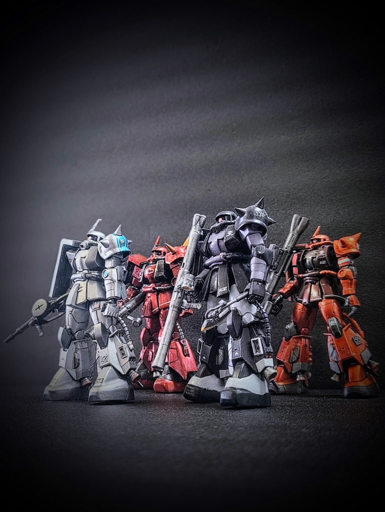 最後は高機動型ザクⅡ。一番右(右手後方)は投稿済のプレバン限定シャア専用の機体。こちらのみ素組みです。他の3機は自分が子供の頃に憧れた機体をモチーフに色々と手を加えているため、旧キットベースに見えるかもしれませんがすべてHGです(zaku-kao4)一番左のシン・マツナガ大尉機(投稿済)と左から2番目(左手後方)のジョニー・ライデン少佐機は大河原邦夫さんの画の再現を試みて手を加えました。右から2番目(右手前方)のザクⅡは小田雅弘さんの作例のザクをイメージして製作したものです。いやぁ~~、ザクは良いですね!!(zaku-kao6)