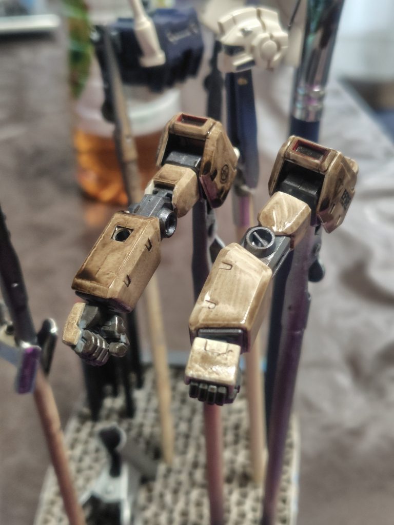ウェザリングカラーを塗りたくって拭き取り。これをやると結構割れるので気をつけてはいるんですが今回は二の腕パーツが割れました(gundam-kao9)