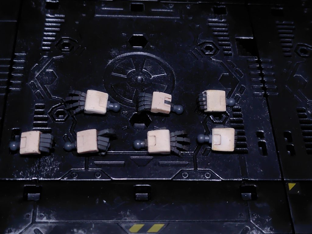 なんとハンドパーツが7つも付属しますが、内4つは甲がグレー成型色なので塗装しました(gundam-kao5)どれが塗装したものか分かるでしょうか？
