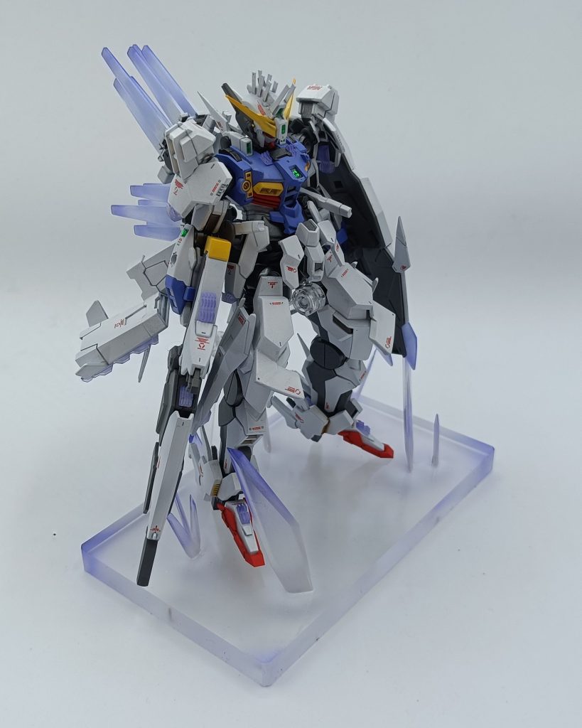 台座はダイソーのアクリルブロックの使用しています。そのままだと寂しいので、謎の水晶を生やしています。