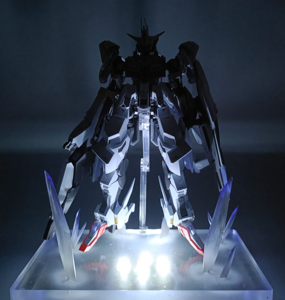 暗闇で光らせるとこうなります。