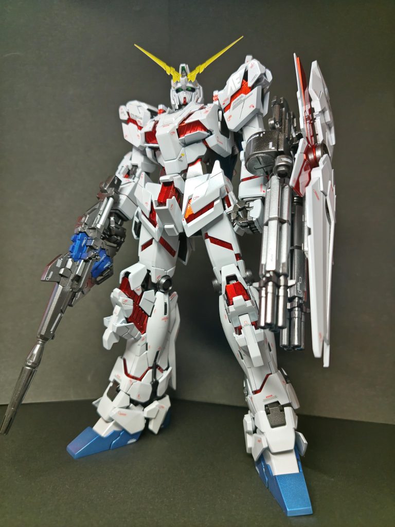 改修点として頭部･･･頬に0.3mmプラ板貼付、バルカンをメタルパーツへ置き換え、モノアイを別パーツ化肩部・腕部･･･肩に1mmプラ板貼付大型化、肩関節の可動域変更、上腕部1mmカット、肘関節の可動域拡大腹部･･･下腹部で1mm延長、下腹部横1mmプラ板貼付横幅増腰部･･･股関節を1mm外側へ脚部･･･太股・脛部はユニコーンモードの長さでサイコフレーム露出工作、アンクルアーマーの小型化、つま先部2mm延長、踵部で7mmカット、足首関節可動域拡大先人達の作品を参考にしつつ、試行錯誤で改修しましたが自分の理想のユニコーンになったと思います。
