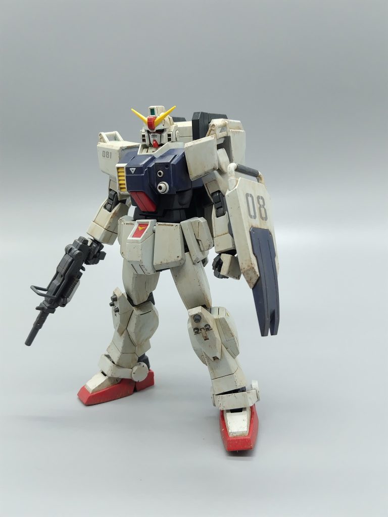 盾、マシンガン装備。ビームライフルも付いてましたがEz-8しか使ってなかったのでは？