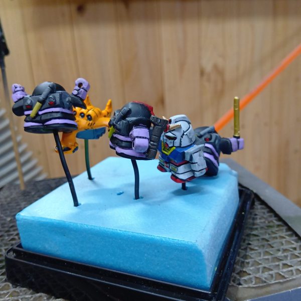 ガン消し塗装＆片腕だけ切って可動出来るようにしました。片腕が動くというだけで全然違いますね💪100均のディスプレイ内に収まるような構成にしたいです。マッシュ機に穴を空けてガンダムのビームサーベルを突き刺したいですが、もうドムの在庫がないので穴を空けることに躊躇しています💦（3枚目）