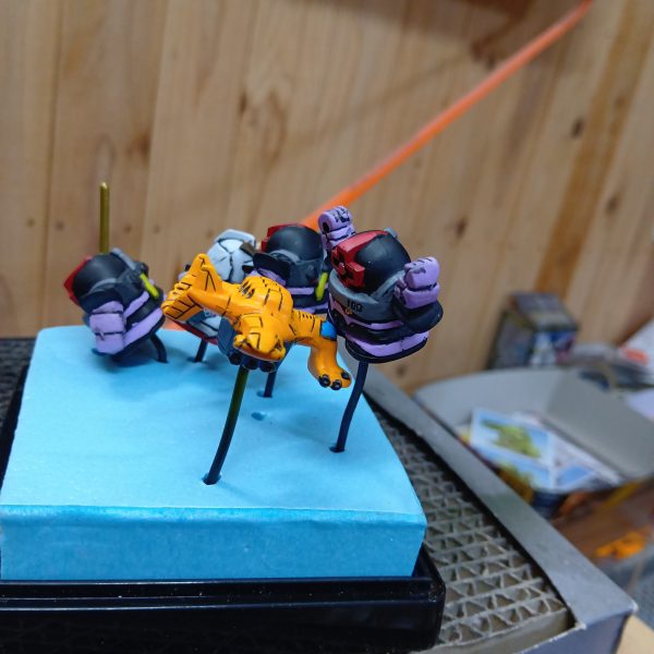 ガン消し塗装＆片腕だけ切って可動出来るようにしました。片腕が動くというだけで全然違いますね💪100均のディスプレイ内に収まるような構成にしたいです。マッシュ機に穴を空けてガンダムのビームサーベルを突き刺したいですが、もうドムの在庫がないので穴を空けることに躊躇しています💦（4枚目）