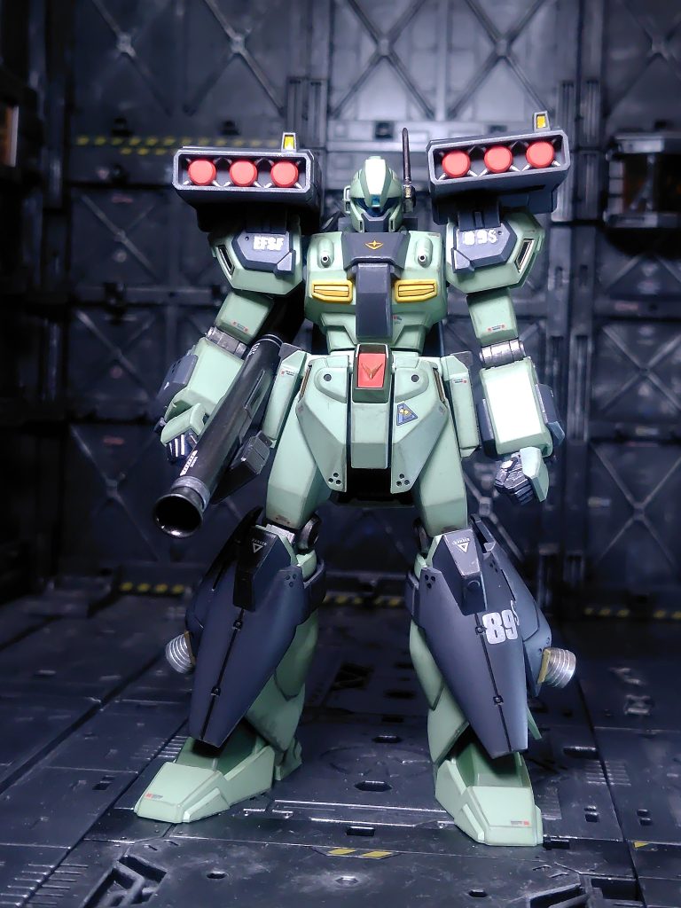 増加装甲はファントムグレーで設定よりも暗くして重厚感が出るようにしました。今回初めて本体部分に75％ツヤ消しのガンダムトップコートを使用。増加装甲部分はツヤ消しでメリハリがつくかと思ったんですが変わらないですね(gundam-kao5)