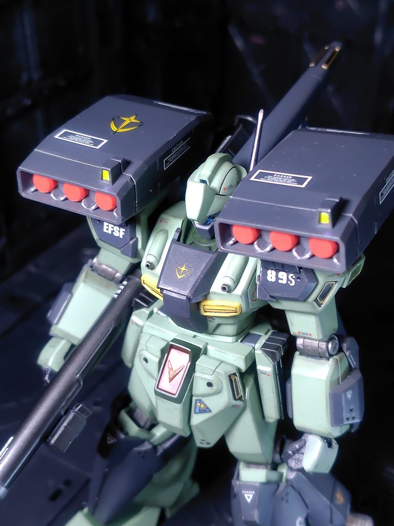 全身のバーニアは設定ではイエローですが、イエローの部分塗装が一番苦手なのでゴールドにしてます(gundam-kao5)胸の砲口と各関節は水性ホビーマーカーのガンメタリック。左手はビルドハンズの握り手に交換。ハンドパーツはガンメタル。