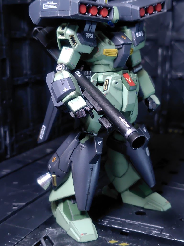 武器は黒鉄色。