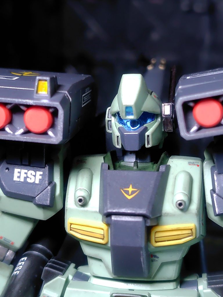 バイザー内をシャインシルバーで塗ったので反射して光ります。額とミサイルポッドのセンサーはキラキラシールを自作。後頭部とバックパックのセンサーも同様です。バルカンポッドはヘビーガンメタリック。