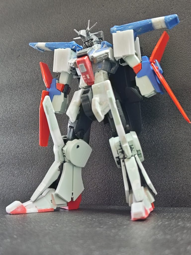 製作中にバランス確認した際の画像です。バランスを変えた箇所は頭部、胸部、肩、腰（白い部分を幅詰め）、スカート、膝下、爪先。プラ板、プラ材、エポパテを使用しています。重々しいというより、想定外にスタイリッシュな雰囲気になったように感じられたので（自分のイメージとしては小林誠さん風といより佐野浩敏さん風みたいかなと）この写真からスカートや肩を形状変更しつつ、大きくしてみました。その他ビルダーズパーツやプラ板等を使用してディテールを足していきました。