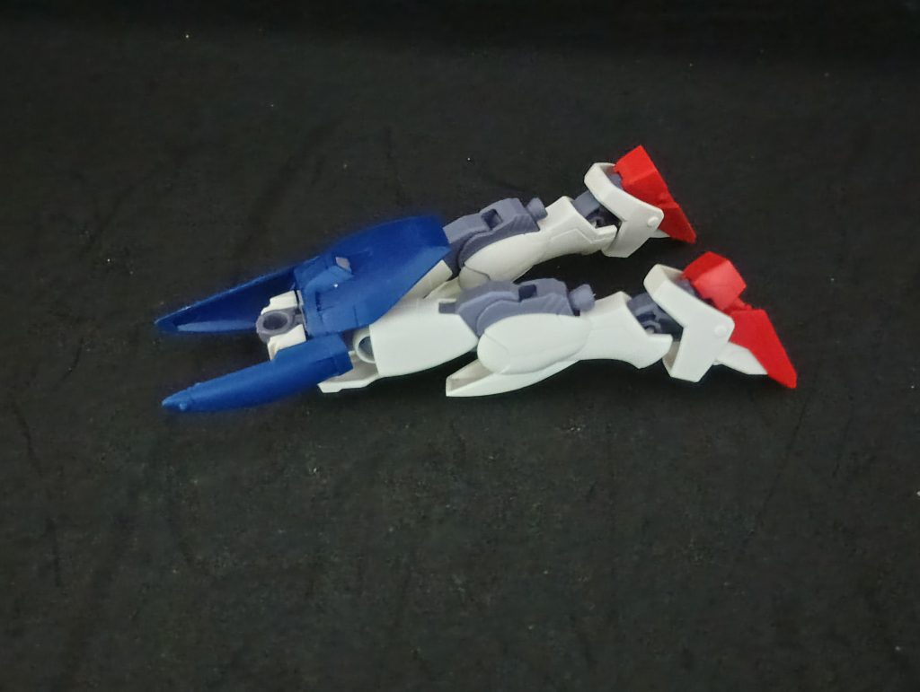 腰はひねらない。サイドアーマーを跳ね上げただけ。原作版と違いリアアーマーに垂直尾翼足せます。あと足を下ろせるのでガウォーク形態やれます。ただし後方噴射に説得力不足なため割愛。バックパック中央にブースター足すとガウォーク形態もやれるかと。