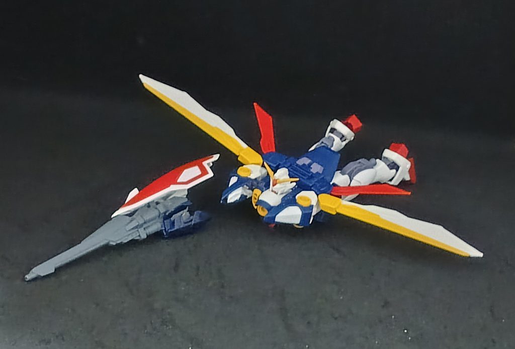 肩部スラスターがフレキシブルに動くなら、空力的にこう。ついでにRGの後頭部用装甲をライフルにつけといた。もうそこに後頭部ないけどwこの後、ライフル後部のスコープ類と頭部センサーを接続する形で、シールドをセット。