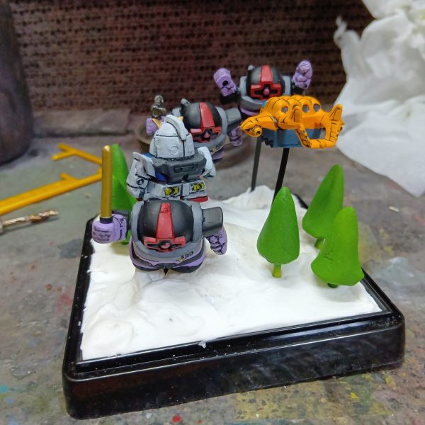 どうしようか悩んだけど、結局はマッシュ機に穴を空けてガンダムのビームサーベルを刺しました。ビームサーベルが短すぎてちょっと・・・、ビームサーベルの延長をしようと思います。ちょっとワチャワチャしすぎかな？森の木は爪楊枝に紙粘土です。（2枚目）